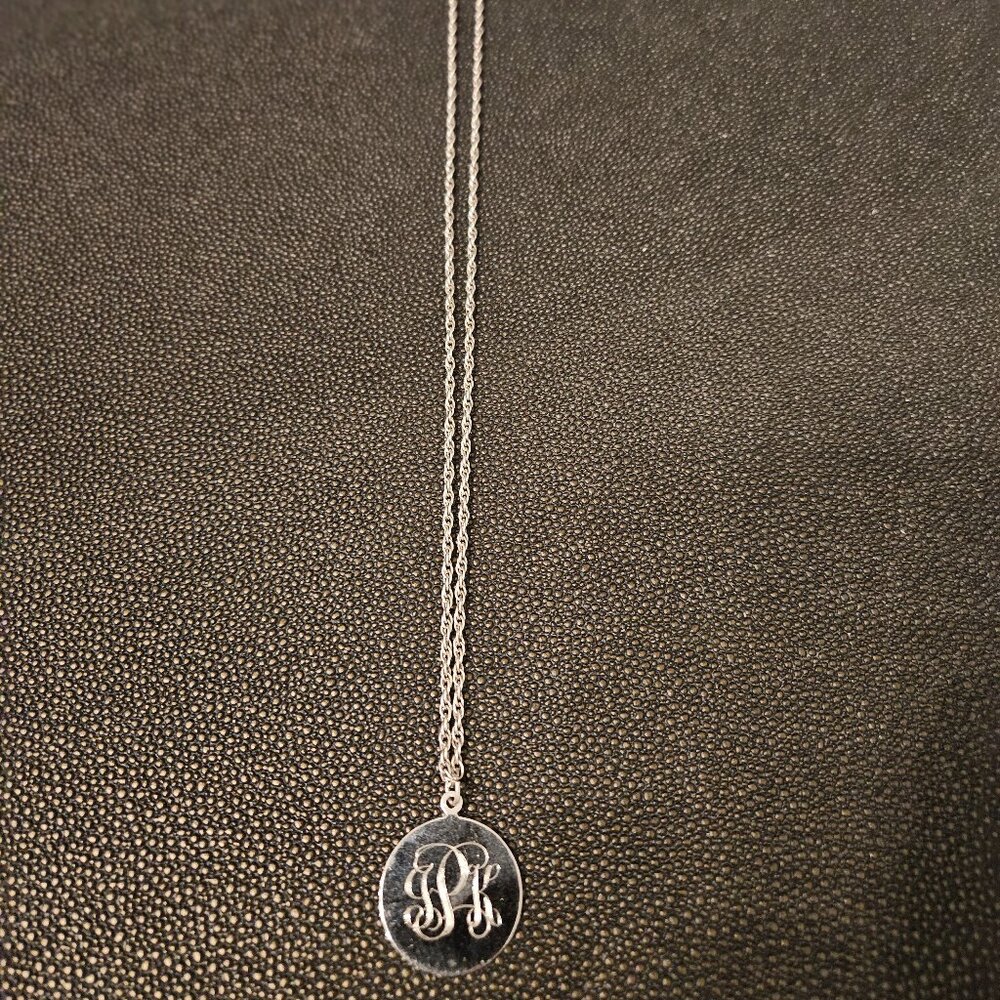 ENGRAVED AND ENGRAVABLE STERLING SILVER CIRCLE PENDANT WITH 24" L SILVER CHAIN